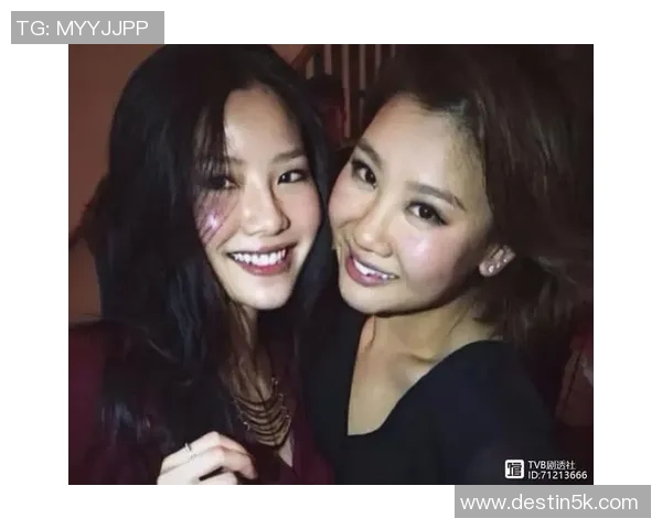 索菲亚与足球明星亲密合影展现青春活力与运动魅力的精彩瞬间