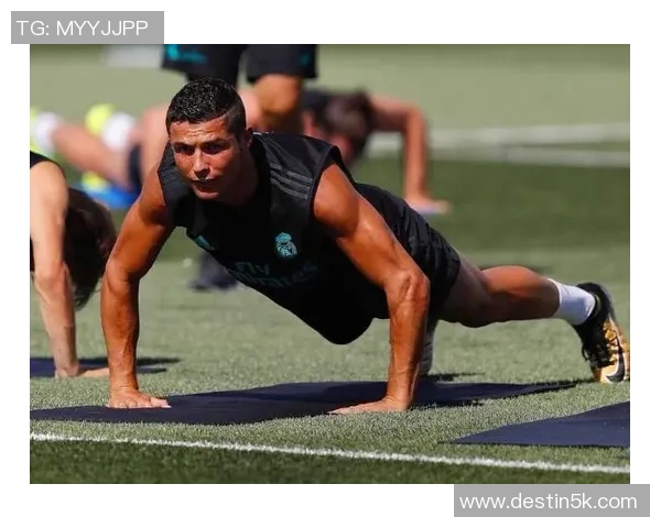 足球明星C罗展现完美腹肌的精彩瞬间与训练秘籍分享